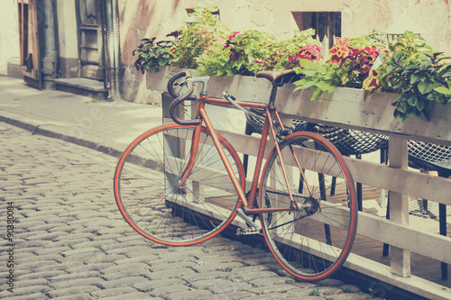 rower-na-starej-ulicy-vintage-stylizowane