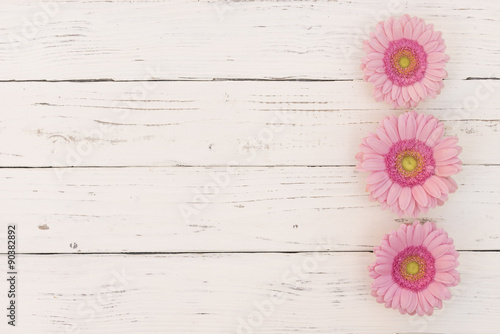 Holz Hintergrund Weiss Shabby Chic Mit Rosa Blumen Buy This Stock