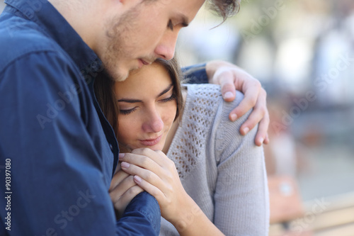 Fotomural Man comforting his sad mourning friend