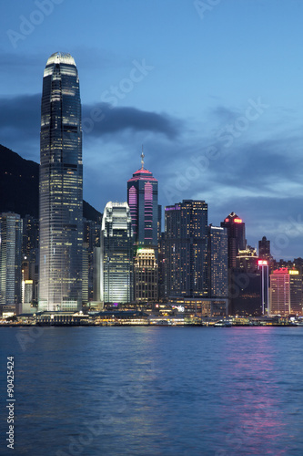 Evening skyline of Hong Kong Island and Victoria Harbour Plakát
