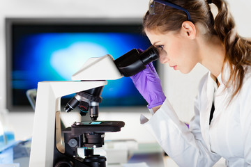 Fototapete - Portrait of a helth care professional microscoping.