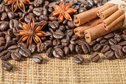 Naklejka dekoracyjna coffee beans and cinnamon sticks