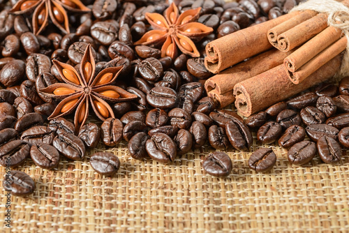 Fototapeta do kuchni coffee beans and cinnamon sticks