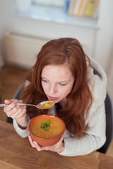 Canvas Print - frau isst kürbissuppe zu hause