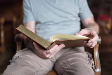 Wall Mural - Man reading the Bible