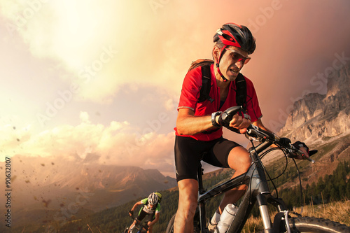 Fotomural Los ciclistas caen en los Dolomitas y pelean