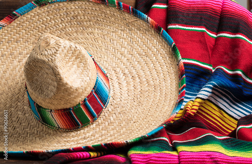Fotografía Sobrero y Serape mexicano manta en fondo amarillo con el poli
