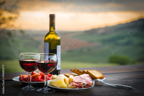 Fotografía Todavía vida del vino tinto, queso y jamón