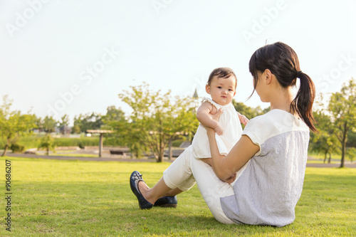 公園の芝生に座り 女の子の赤ちゃんと遊ぶお母さん Stock 写真 Adobe Stock