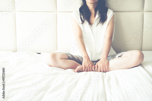 ベッドの上であぐらをかいている女性 Buy This Stock Photo And Explore Similar Images At Adobe Stock Adobe Stock ベッドの上であぐらをかいている女性 Buy This Stock Photo And Explore Similar Images At Adobe Stock Adobe Stock