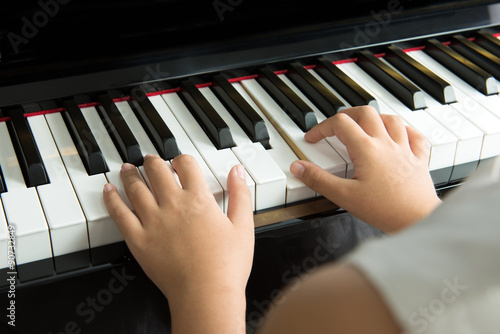 Fotografia  Little girl playing piano
