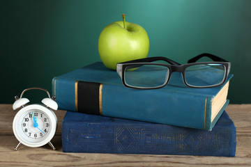 Canvas Print - Back to school template on green chalkboard background