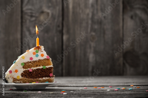 Plakat Kawałek urodzinowy tort na drewnianym tle