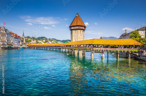 Photographie Ville historique de Lucerne avec le célèbre Pont de la Chapelle, Canton de Lucer
