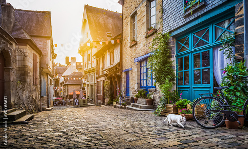stare-miasto-w-europie-o-zachodzie-slonca-z-retro-starodawny-styl-instagram-filtr
