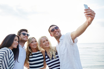 Poster - happy friends on beach and taking selfie