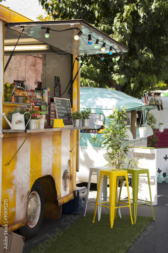 Fotografie, Obraz Detalle de potraviny truck vendiendo comida en la Calle de una ciudad