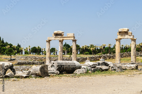 Fotografia, Obraz The ancient Greek and Roman city of Hierapolis (Taurus mountains, Pamukkale in Turkey)