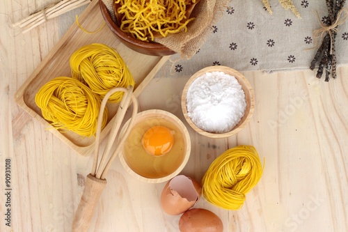 Dekostoffe - Making yellow noodle with egg and wheat flour. (von seagames50)