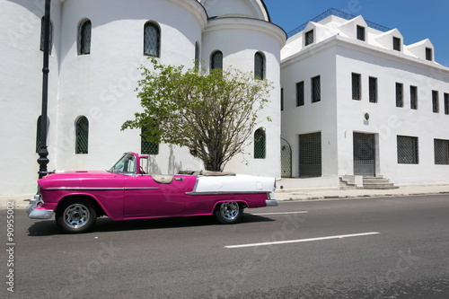 Obraz w ramie Vintage car parked in Old Havana, Cuba