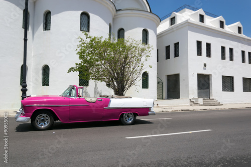 Naklejka dekoracyjna Vintage car parked in Old Havana, Cuba