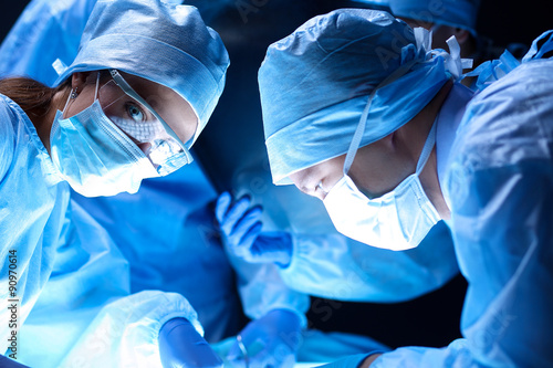 Fotografía Team surgeon at work on operating in hospital