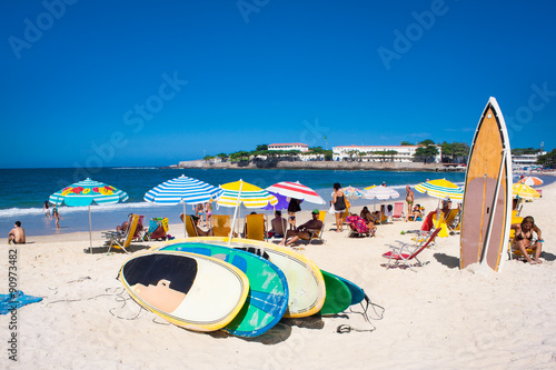 Fototapeta na szkło Brazylijczycy na plaży Copacabana, Rio de Janeiro. Brazylia.