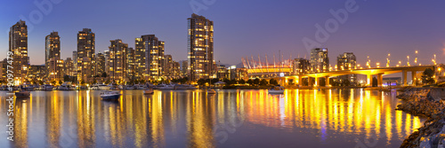 Naklejka na drzwi Vancouver, British Columbia, Canada skyline across the water at