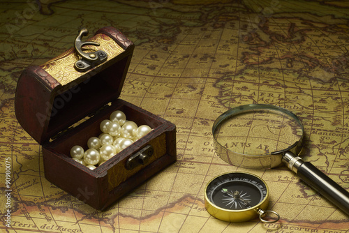Old boussole et loupe sur la carte millésime Poster