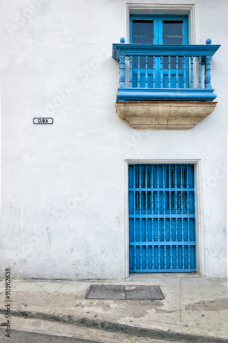 Naklejka na drzwi Cuban white colonial facade