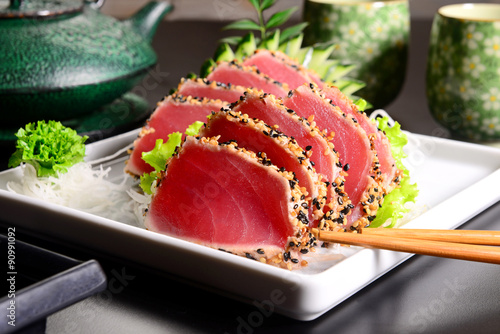 Fototapeta na szkło Sashimi w tuńczyku czubatym sezamowym