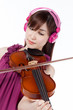 ヴァイオリンを弾く女性　ヘッドホン　笑顔