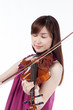 ヴァイオリンを弾く女性　笑顔