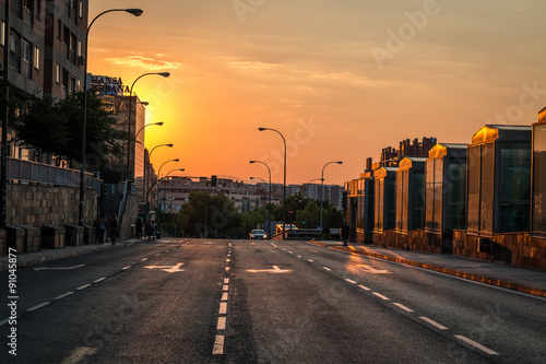 Plakat zachód słońca na ulicy