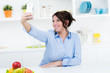 © Racle Fotodesign - frau mit ein selfie in der küche