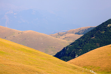 Wall Mural - Gran Sasso, colline colorate