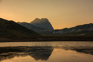Wall Mural - Gran Sasso, tramonto al lago di Pietranzoni