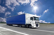 fahrender LKW auf einer Autobahn transportiert Güter // truck on highway - shipping and logistics