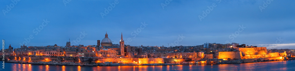 Obraz na płótnie Valletta seafront skyline view as seen from Sliema, Malta. Illum w salonie