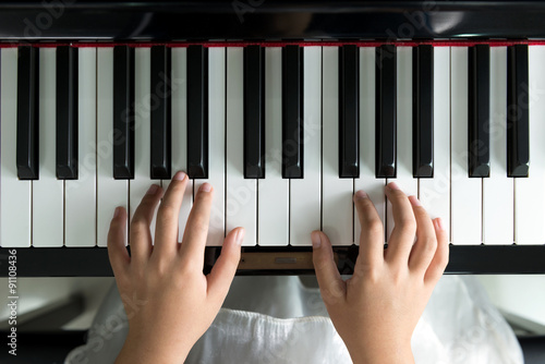 Plakaty pianino  mala-dziewczynka-gra-na-pianinie
