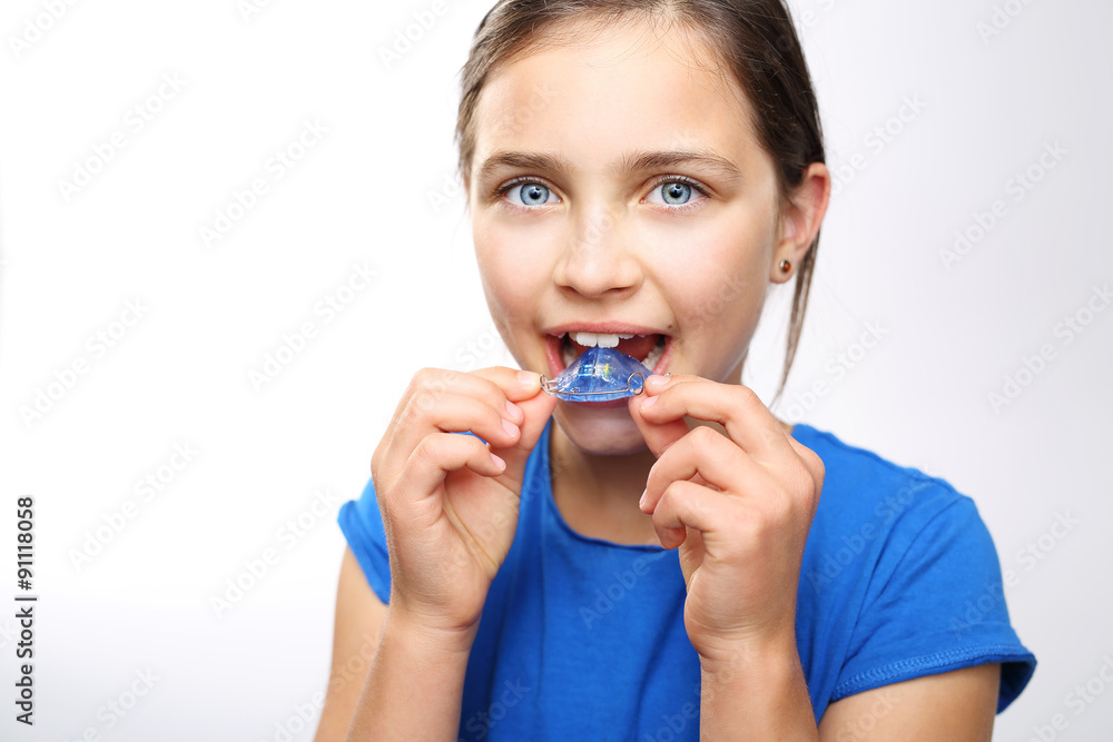 Dziewczynka zakłada aparat ortodontyczny na zęby - obrazy, fototapety, plakaty 