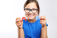 Zdrowy, Piękny Uśmiech, Dziecko Z Aparatem Ortodontycznym .Dziewczynka Z Kolorowym Aparatem Ortodontycznym 