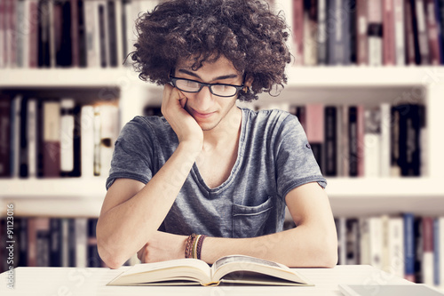 Fotografía Libro de lectura de los estudiantes en la biblioteca