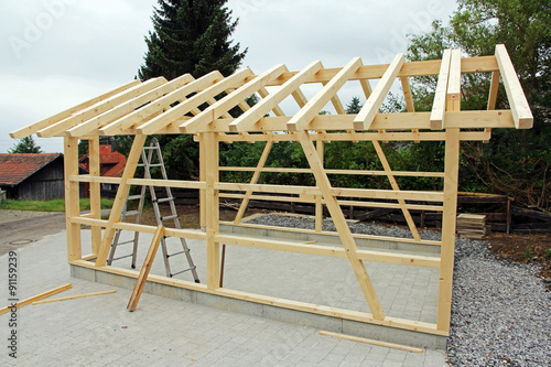 Rohbau einer großen Garage aus Holz - Buy this stock photo and explore