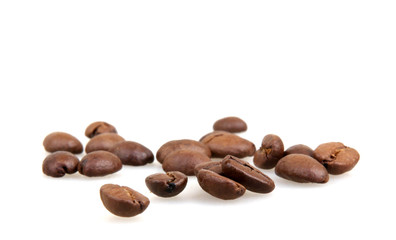Fototapete - coffee beans isolated on white