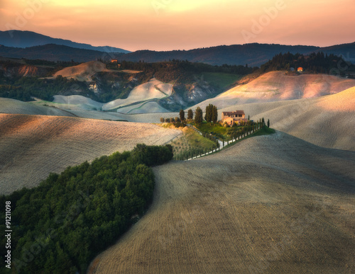 Fototapeta do kuchni Fields and meadows in the Tuscan landscape at sunset