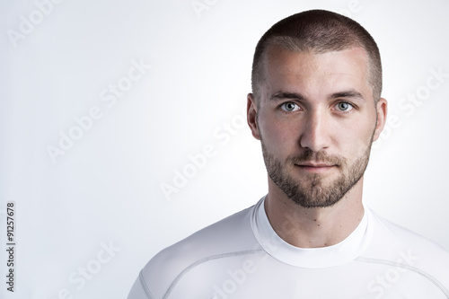 Fotografía Sportlicher junger Mann mit Blick in die Kamera
