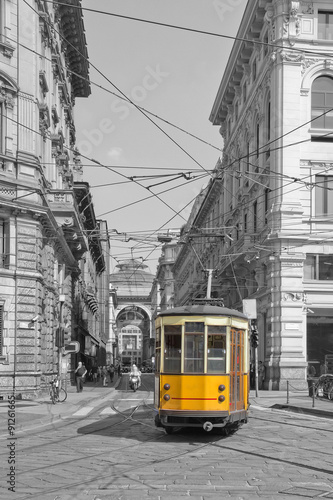 Obraz w ramie Milano con tram in piazza cordusio e sfondo galleria vittorio emanuele lombardy italy