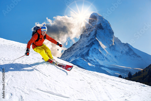 Dekoracja na wymiar  narciarz-zjazdowy-ze-szczytu-matterhorn-w-szwajcarii