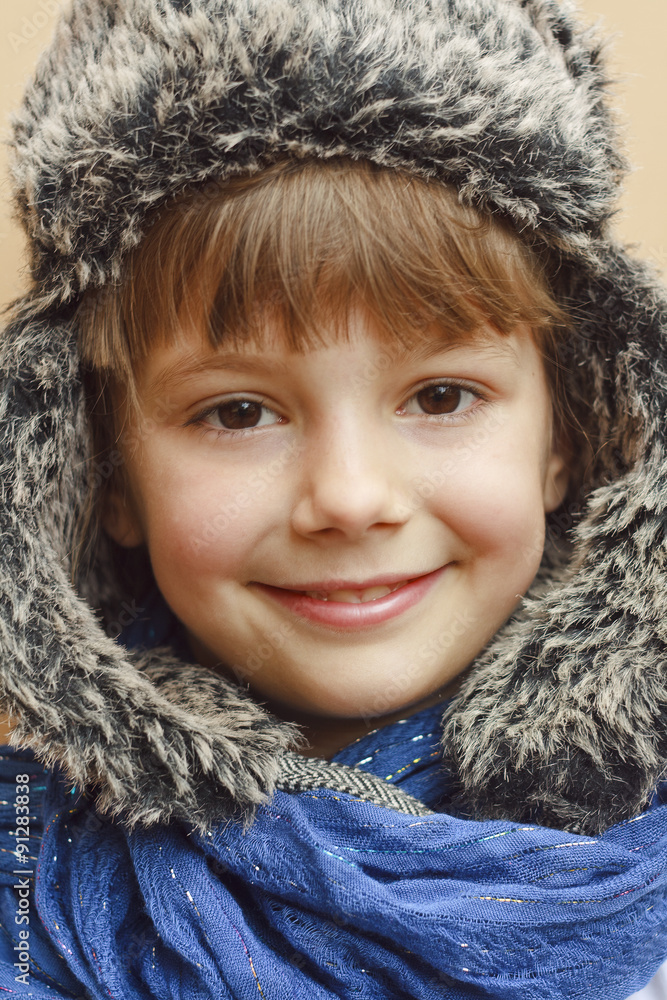 dziecko cieszące się nadejściem zimy - obrazy, fototapety, plakaty 